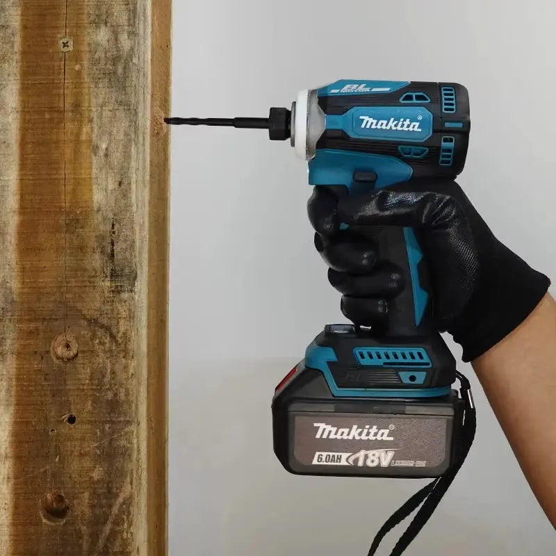 Makita 18V LXT Slagskrutrekker med LED-lys – Optimal belysning for mørke områder